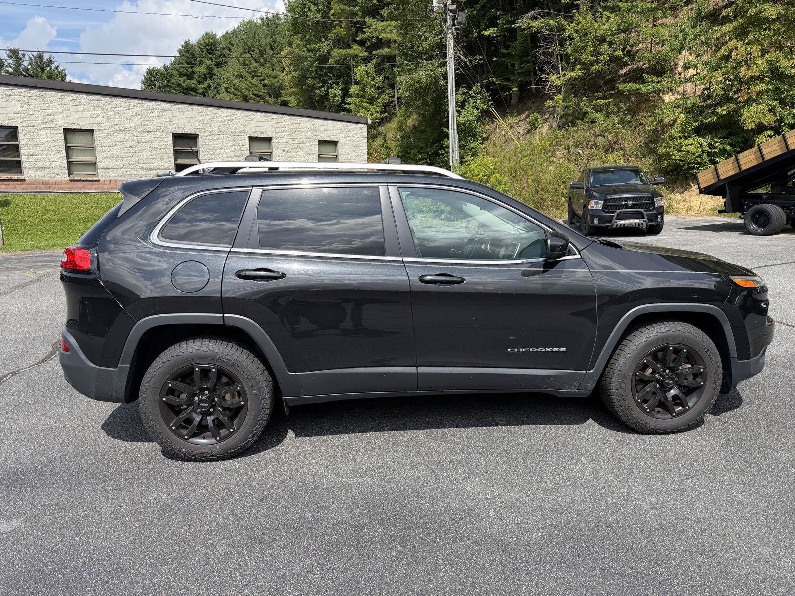 Used 2015 Jeep Cherokee Latitude w/ Trailer Tow Group AWD/4WD image 4