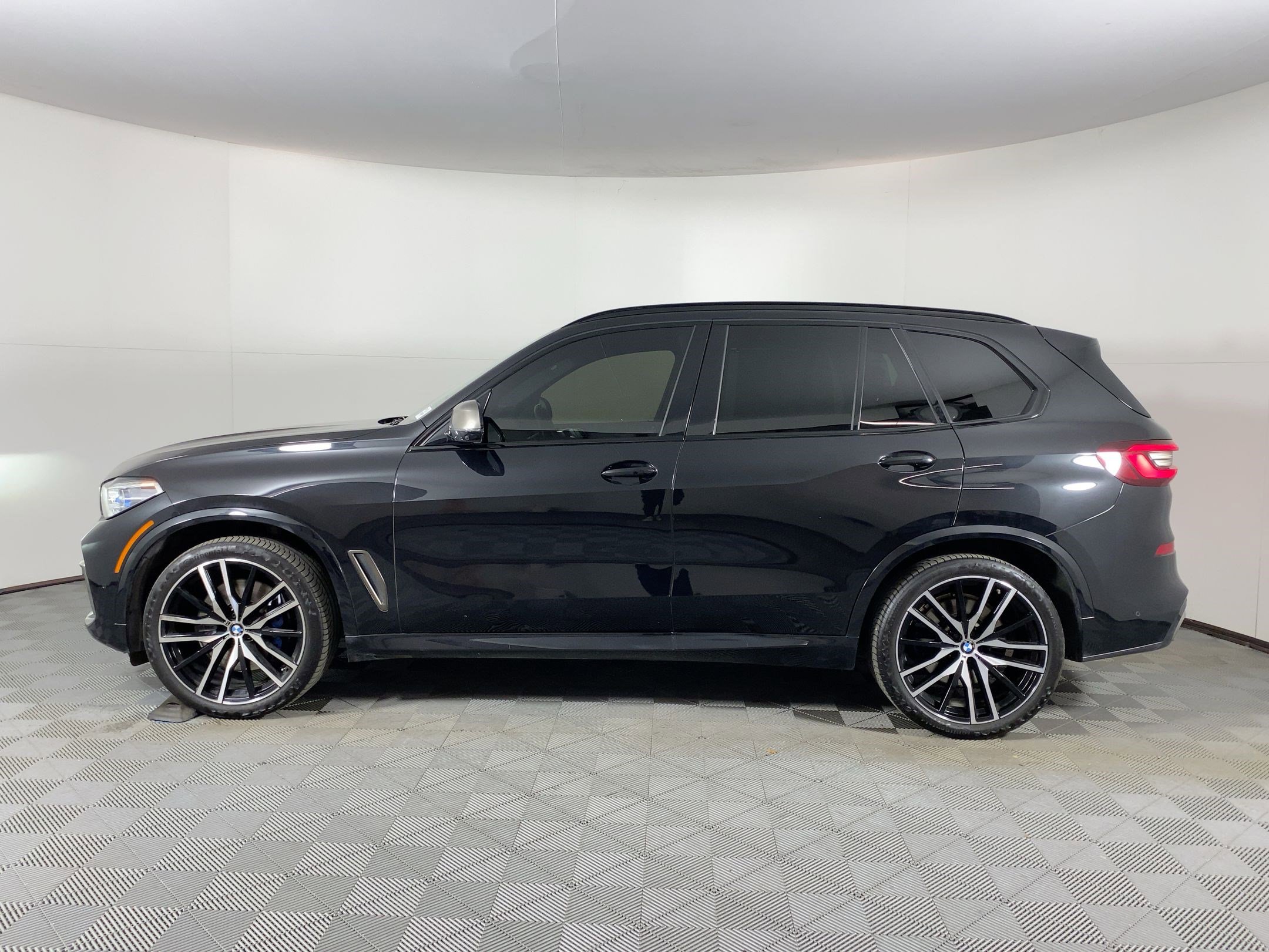 Certified 2023 BMW X5 M50i w/ Executive Package image 2