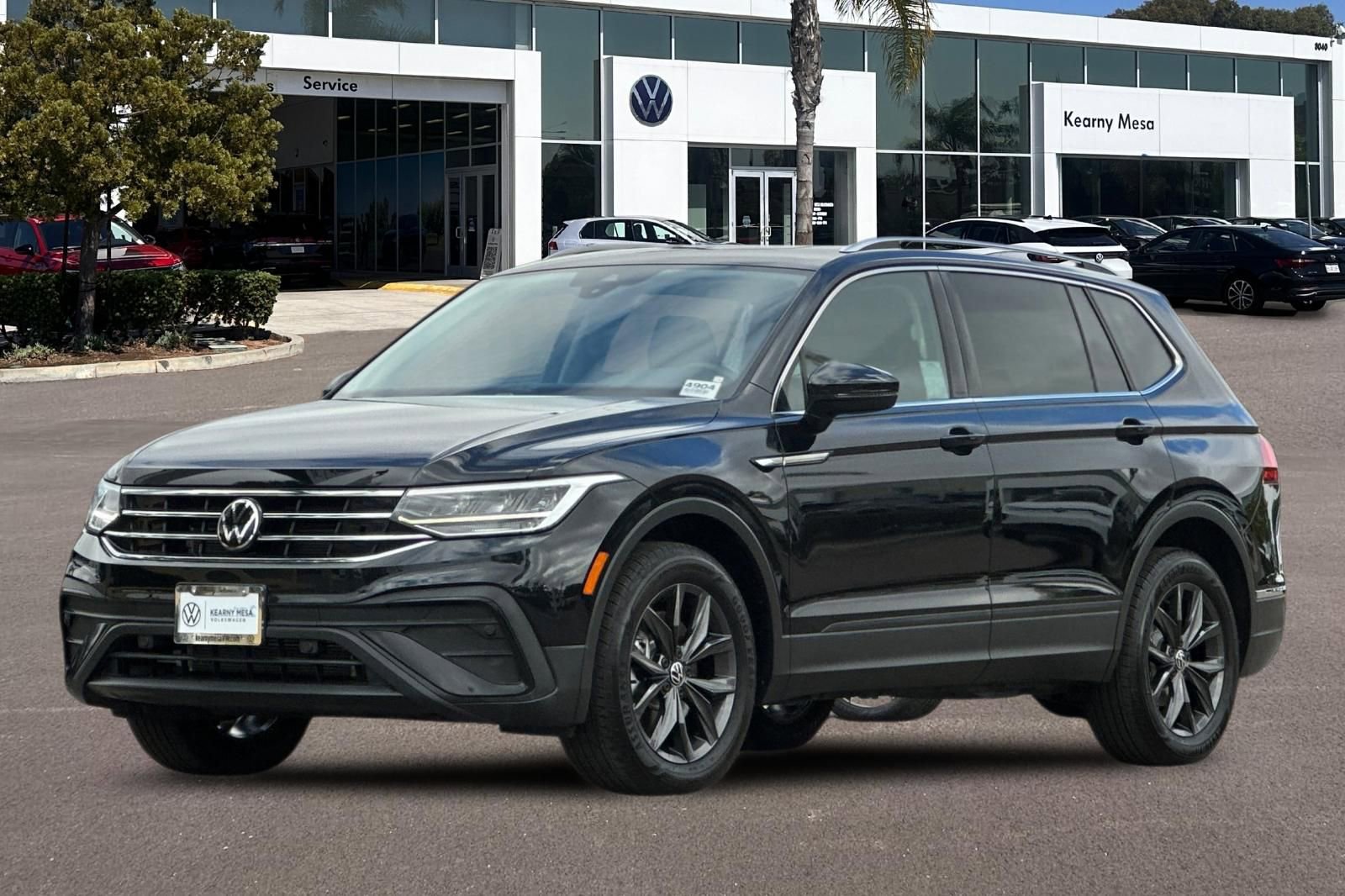 Used 2023 Volkswagen Tiguan SE w/ Panoramic Sunroof Package FWD image 8