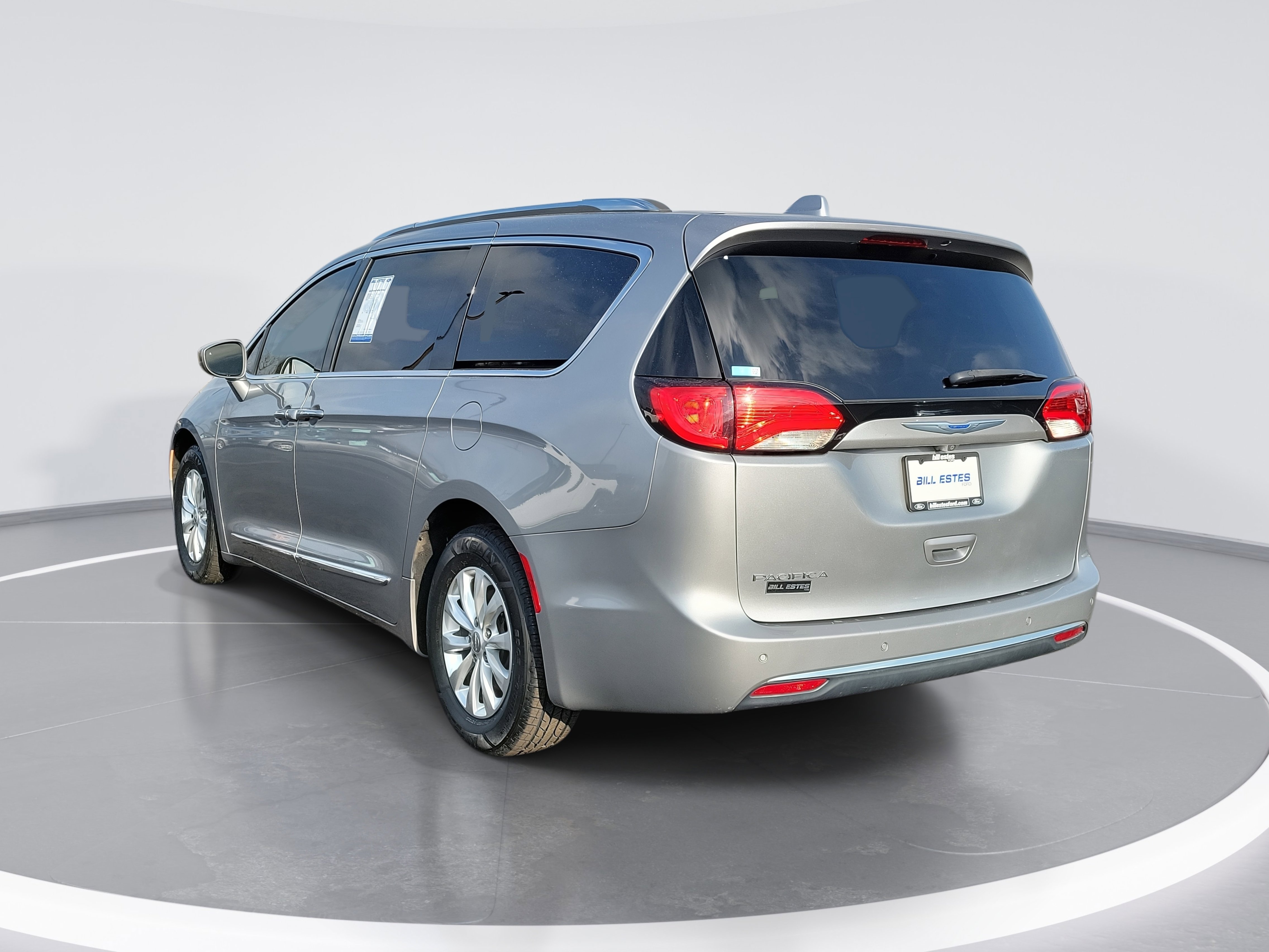 Used 2018 Chrysler Pacifica Touring-L image 4