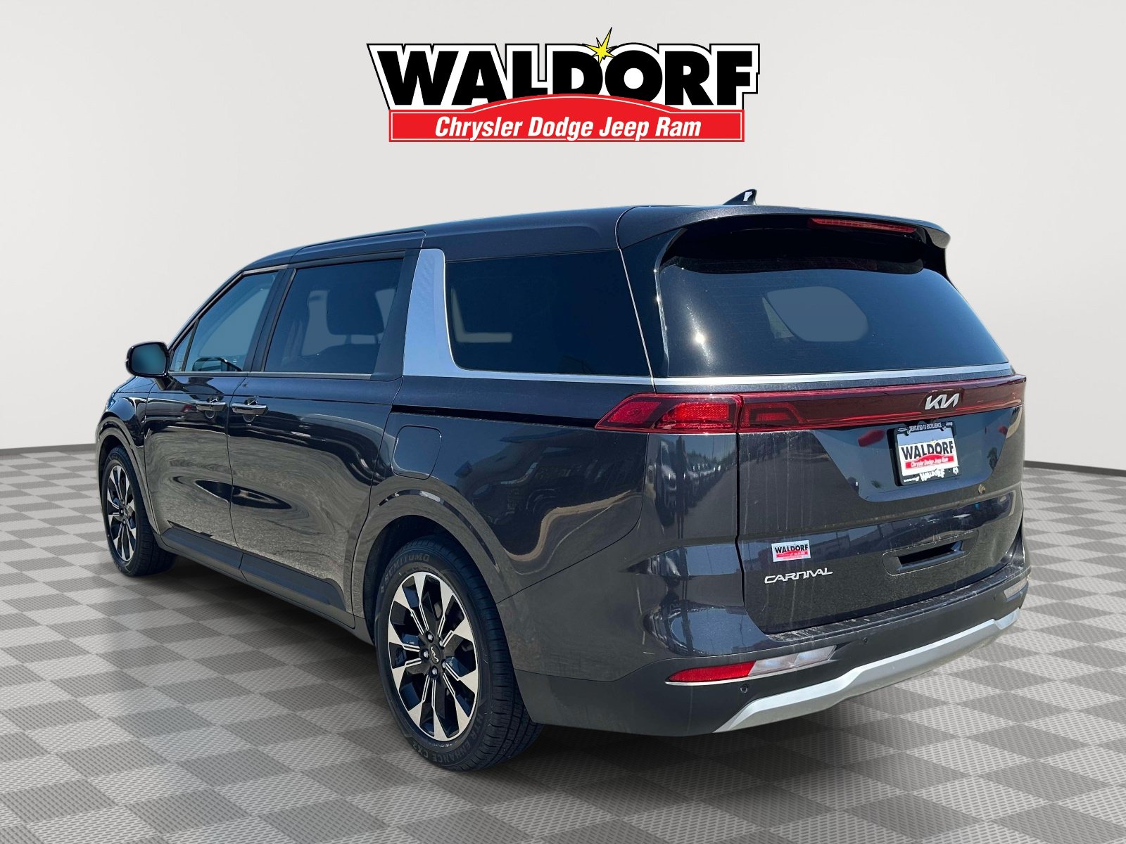 Used 2024 Kia Carnival EX FWD image 4