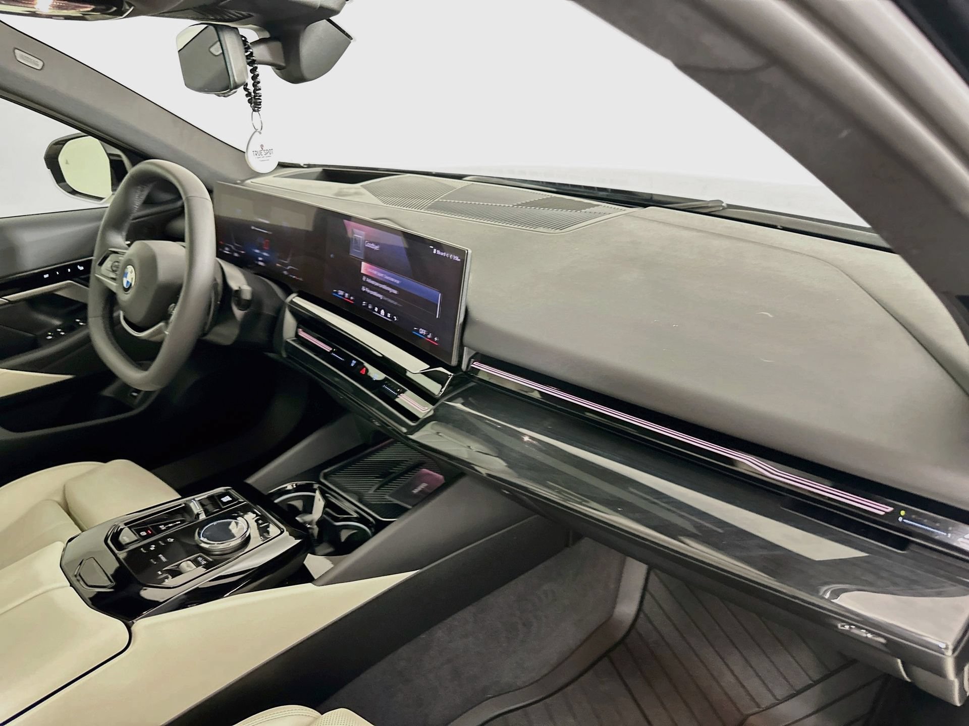 Used 2025 BMW 530i w/ Premium Package RWD image 31
