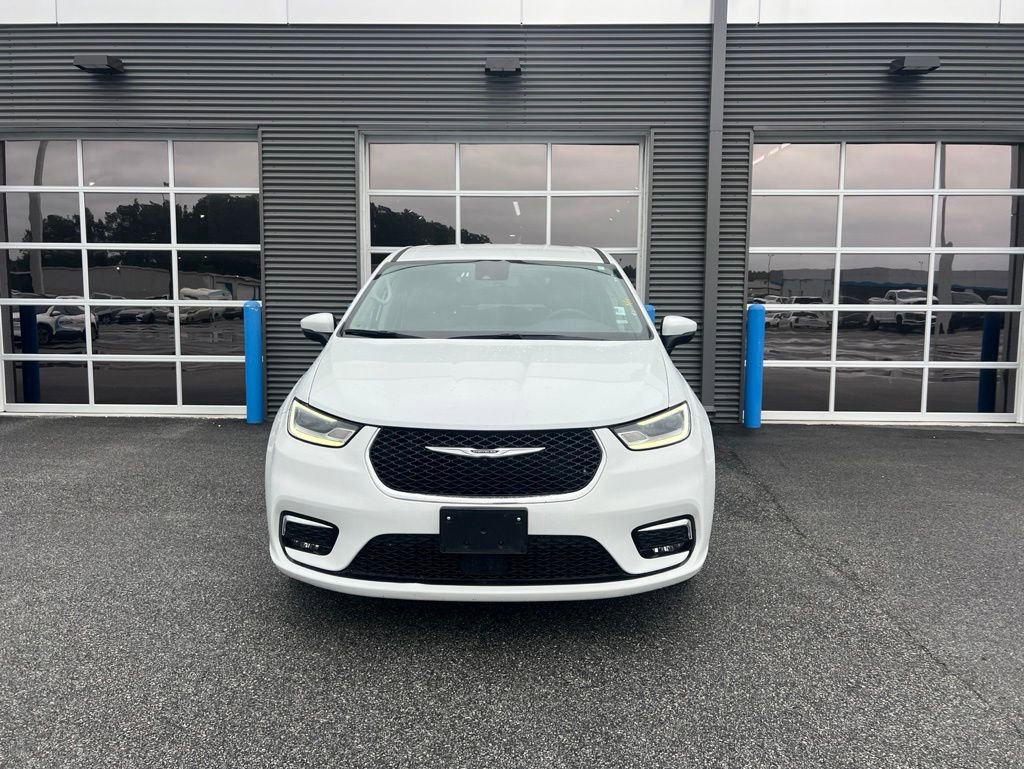 Used 2023 Chrysler Pacifica Touring-L FWD image 3