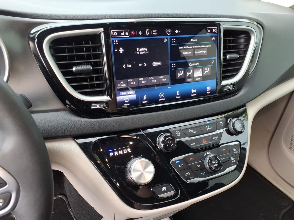 Used 2024 Chrysler Pacifica Touring-L FWD image 24