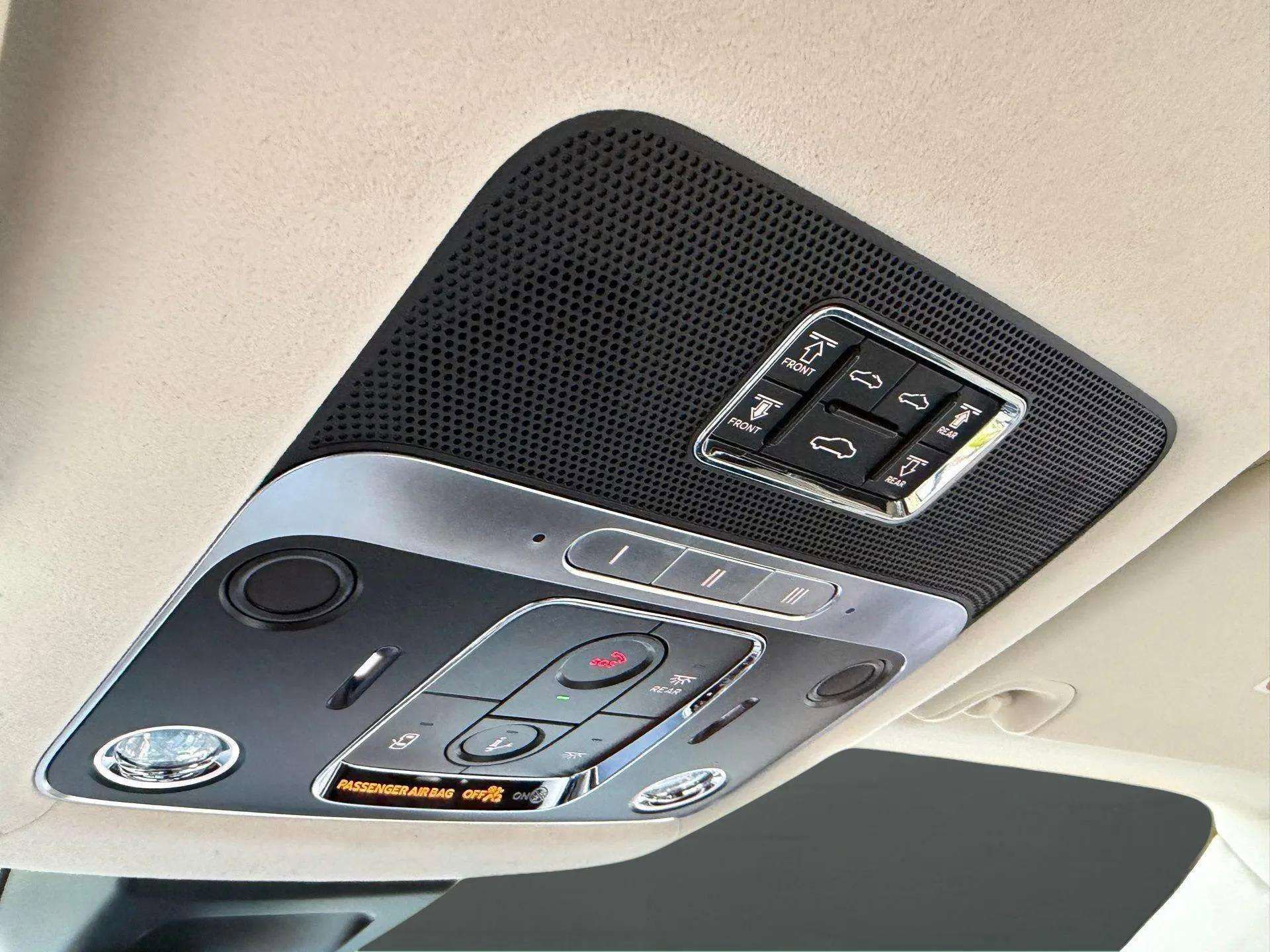 Used 2024 Bentley Flying Spur V8 image 39