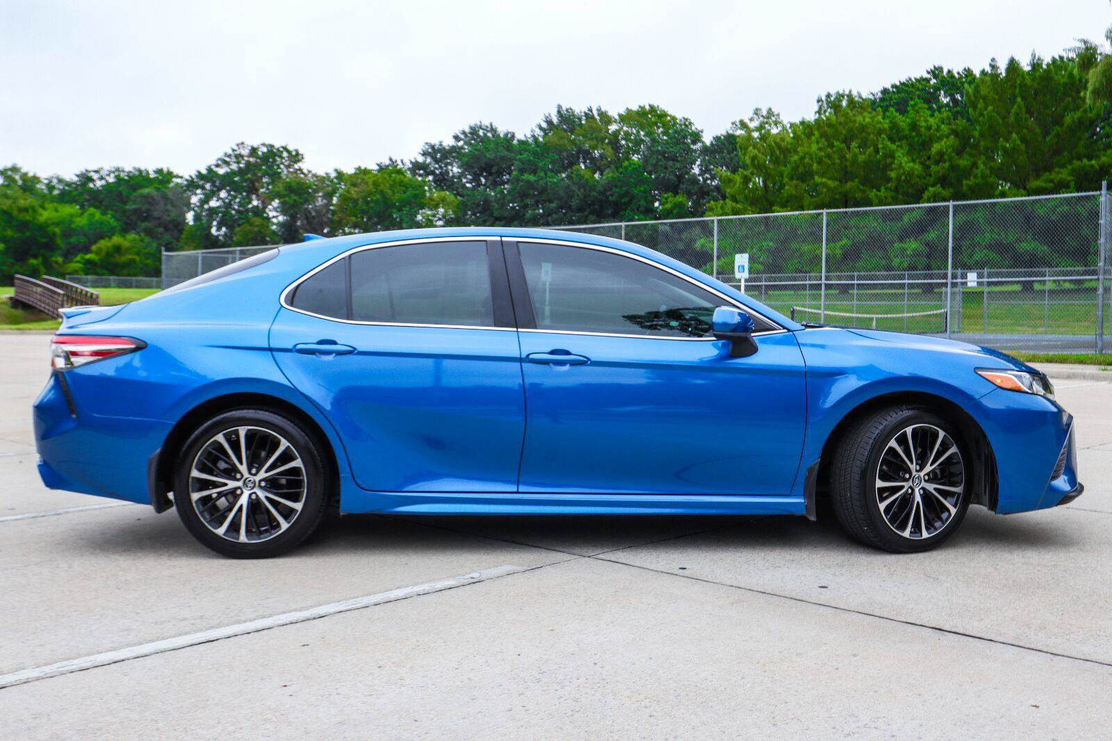 Used 2019 Toyota Camry SE FWD image 5