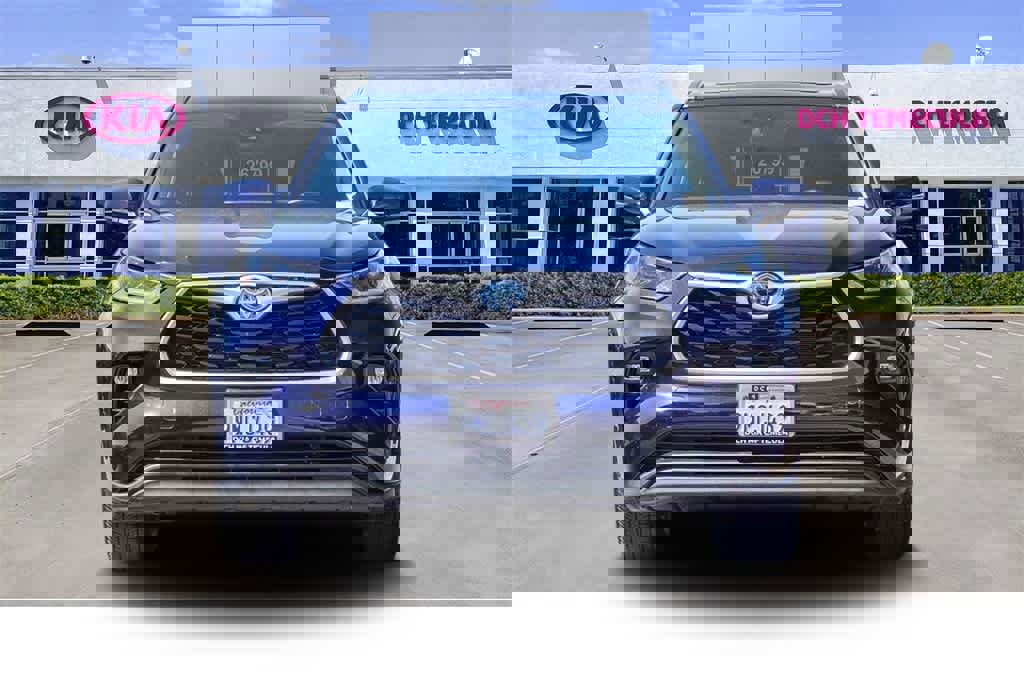 Used 2021 Toyota Highlander XLE image 2