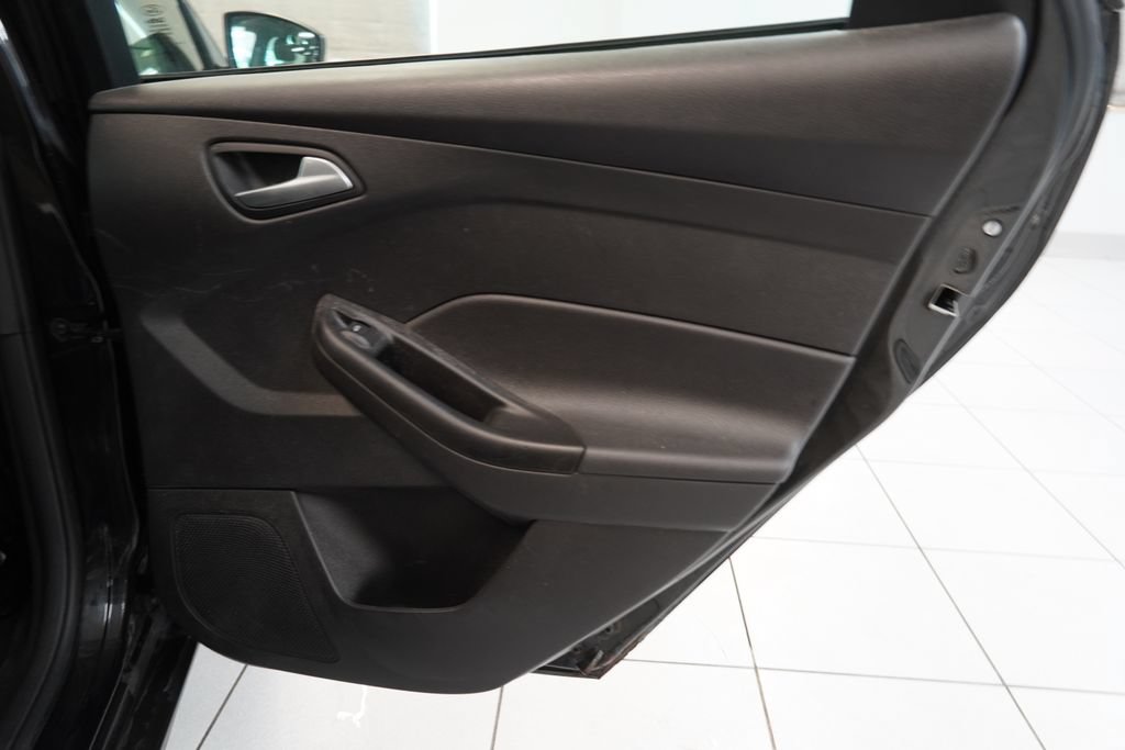 Used 2014 Ford Focus SE w/ SE Winter Package FWD image 29