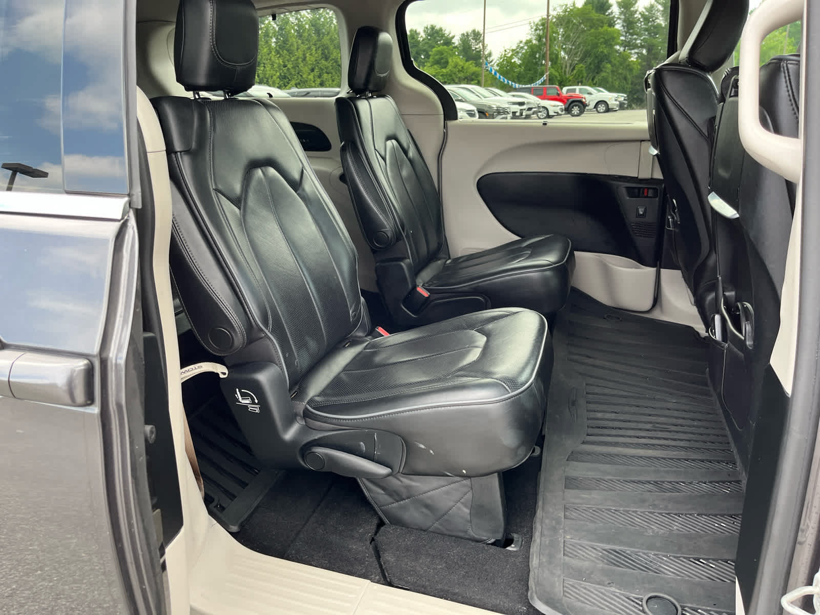 Used 2018 Chrysler Pacifica Limited w/ Tire & Wheel Group FWD image 34
