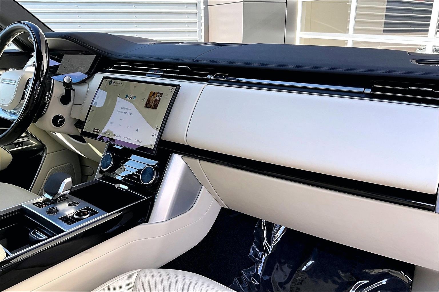 Used 2023 Land Rover Range Rover Long Wheelbase SE image 15