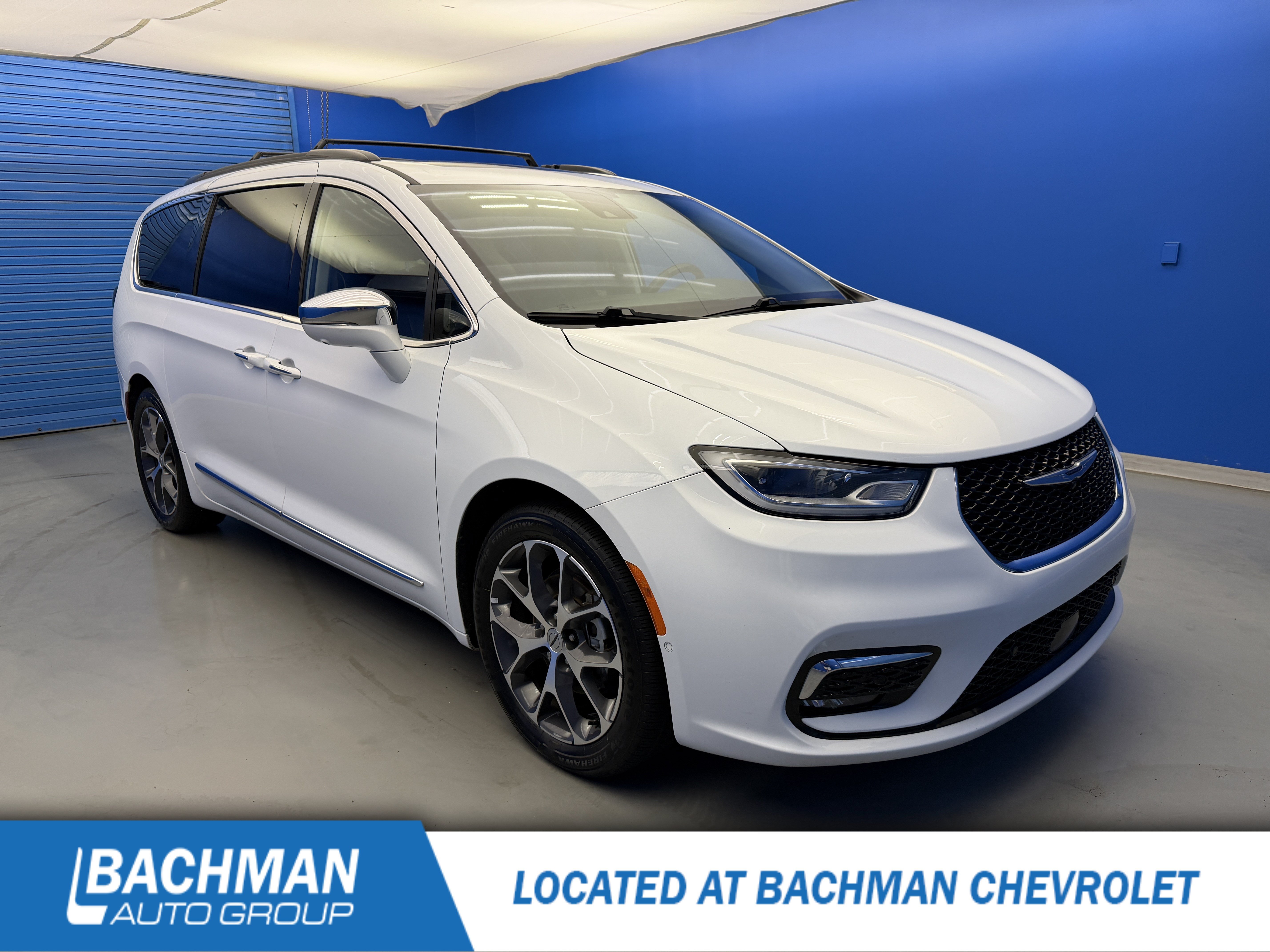 Used 2022 Chrysler Pacifica Limited w/ Uconnect Theater Family Group FWD image 1