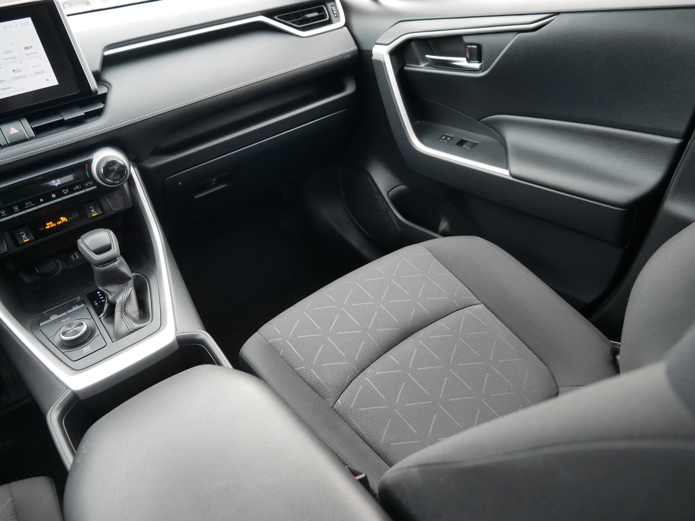 Used 2023 Toyota RAV4 XLE w/ Convenience Package image 11