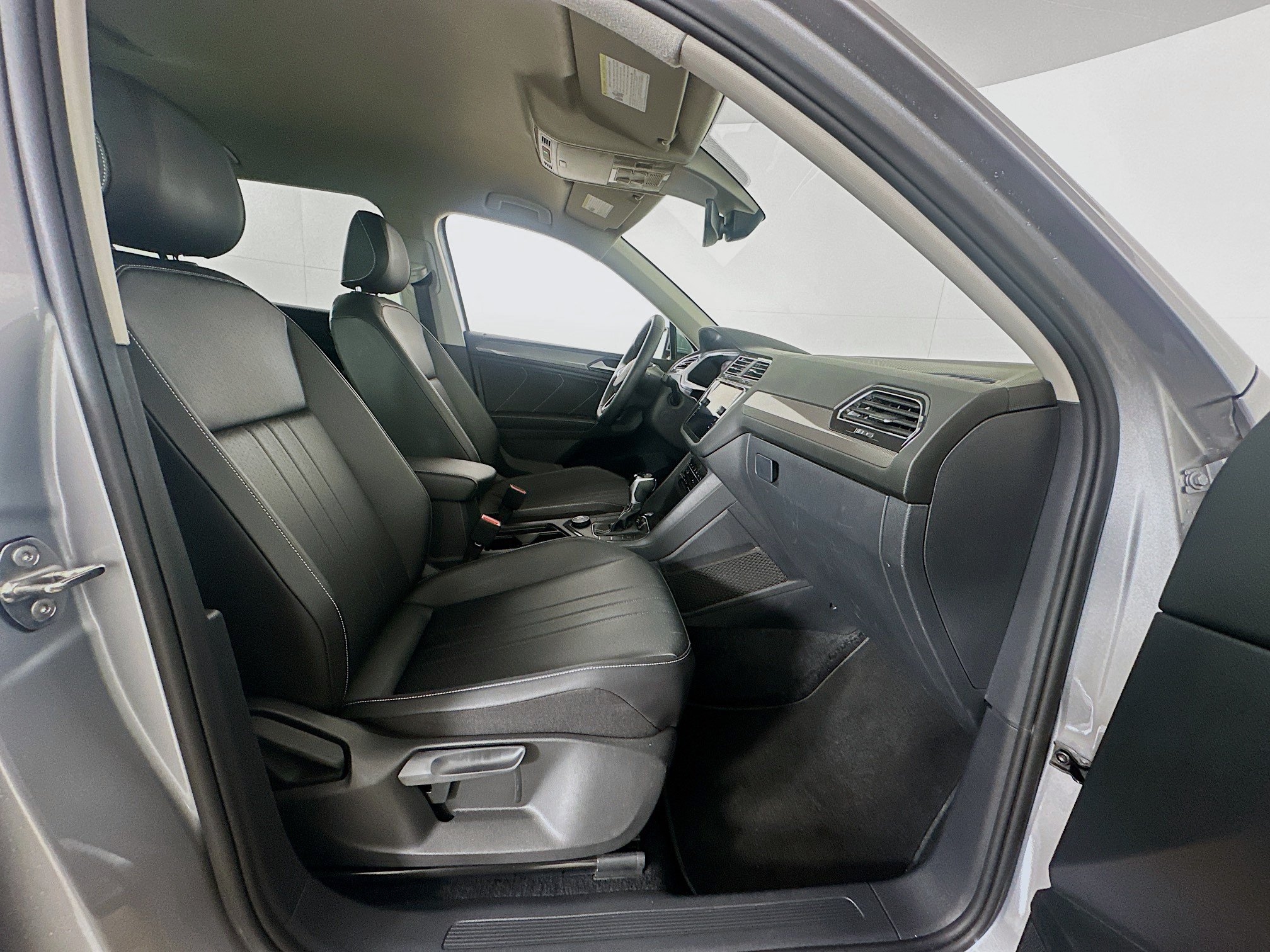 Used 2023 Volkswagen Tiguan SE AWD/4WD image 29