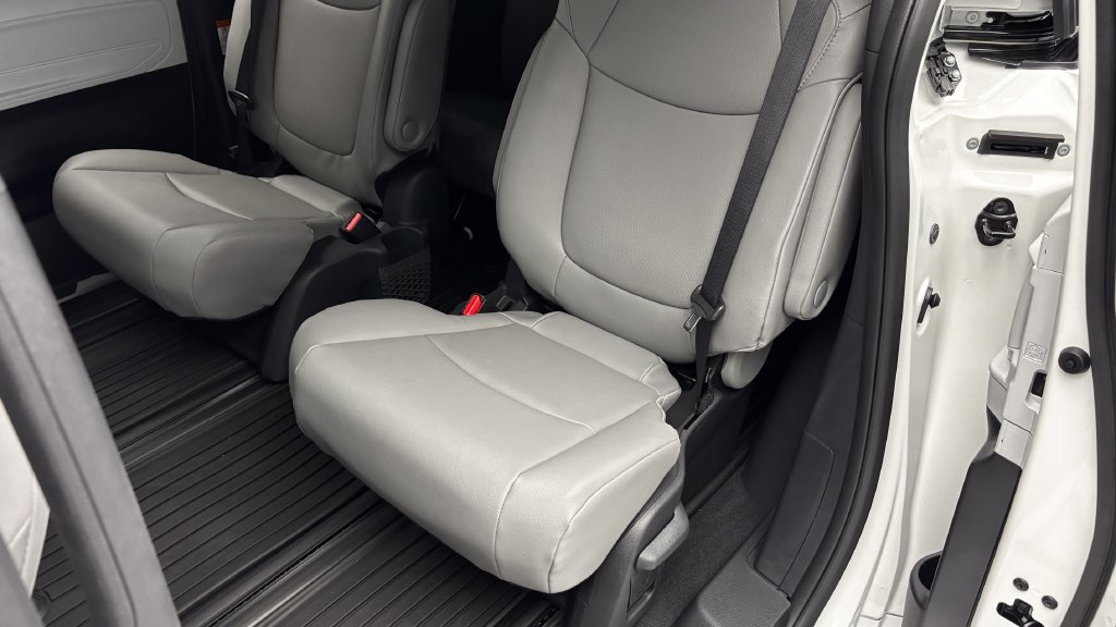 Certified 2026 Toyota Sienna XLE FWD image 39