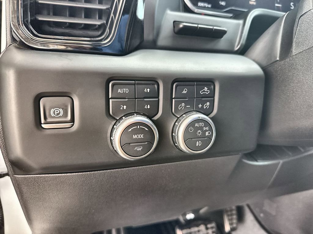 Used 2024 GMC Sierra 1500 AT4 w/ Technology Package AWD/4WD image 9