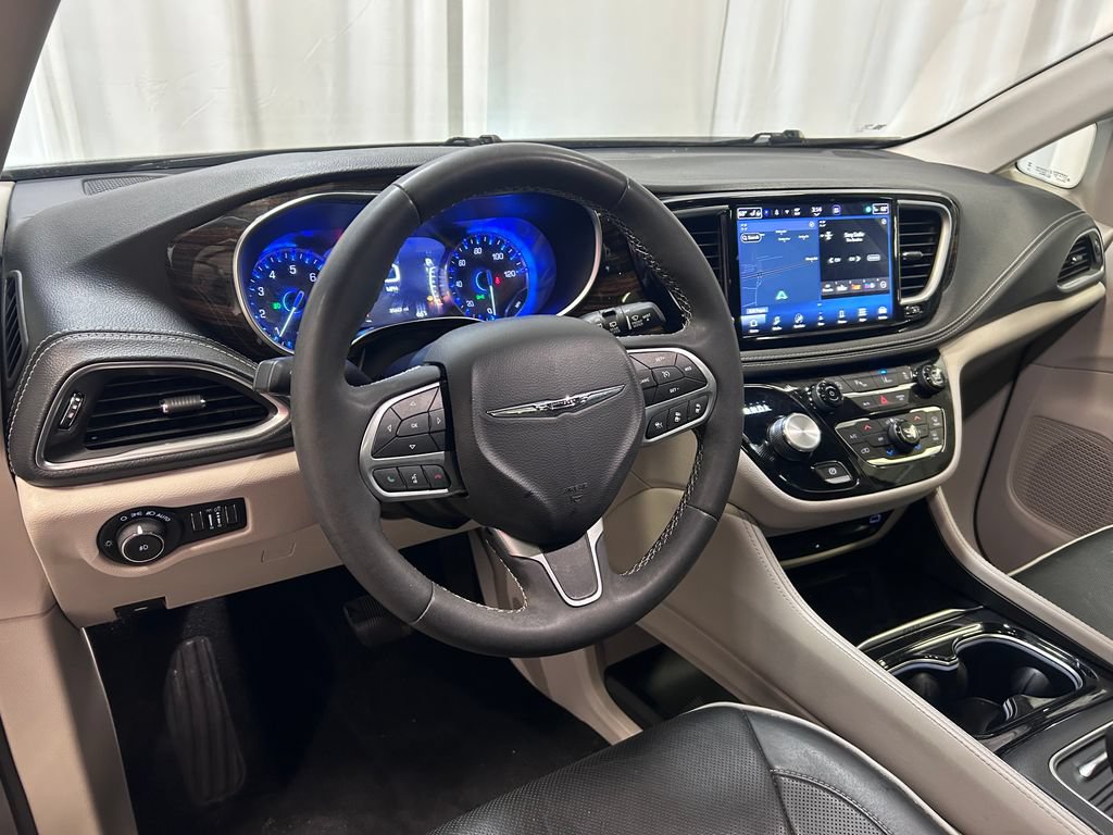 Used 2023 Chrysler Pacifica Limited w/ Uconnect Theater Family Group AWD/4WD image 2