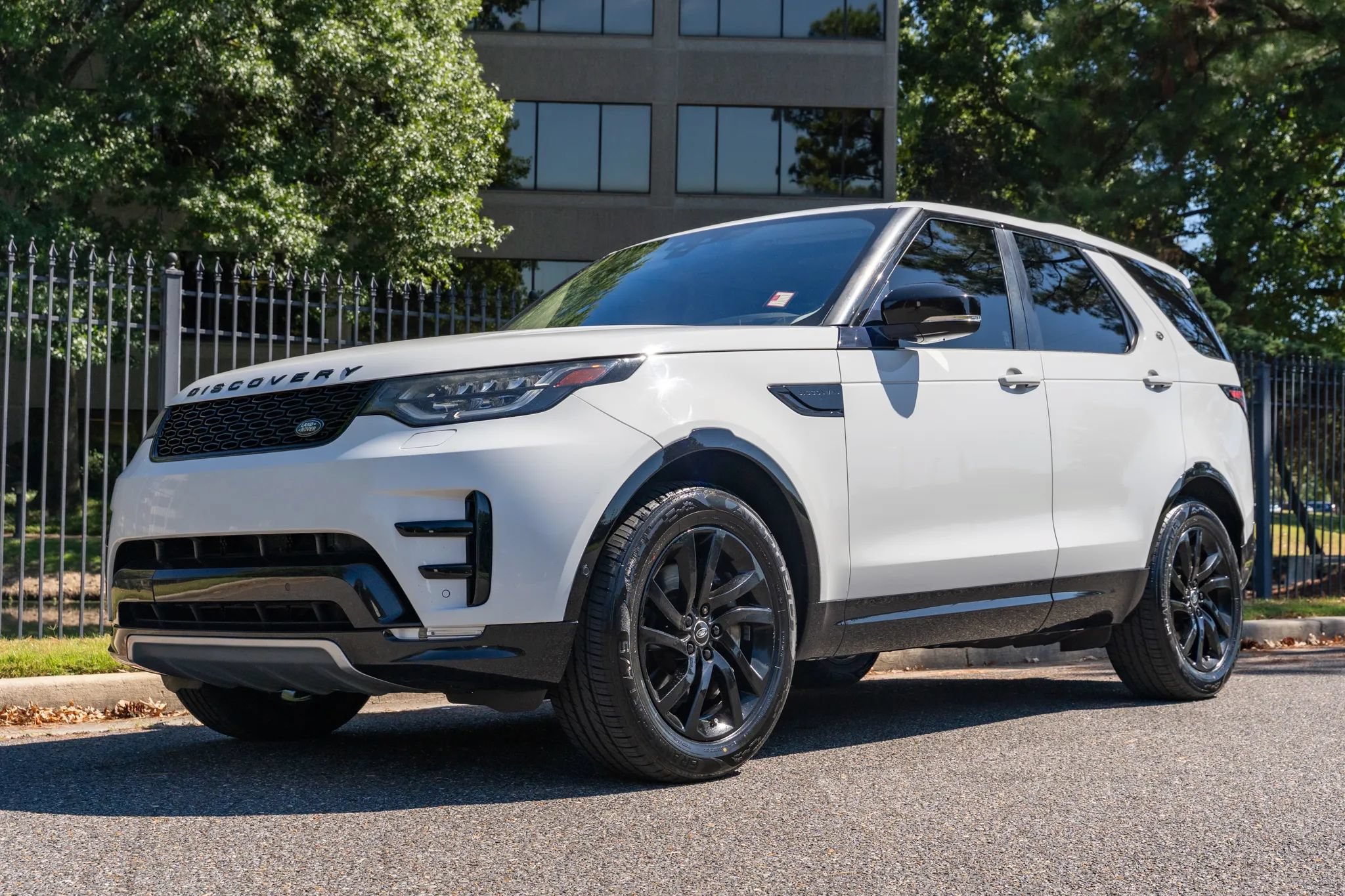 Used 2020 Land Rover Discovery Landmark AWD/4WD image 1