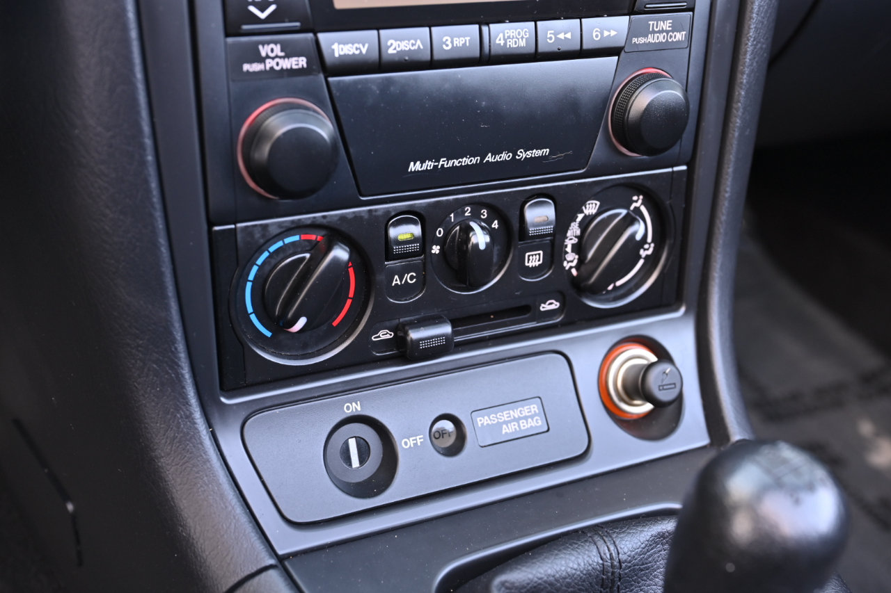 Used 2002 MAZDA MX-5 Miata RWD image 25