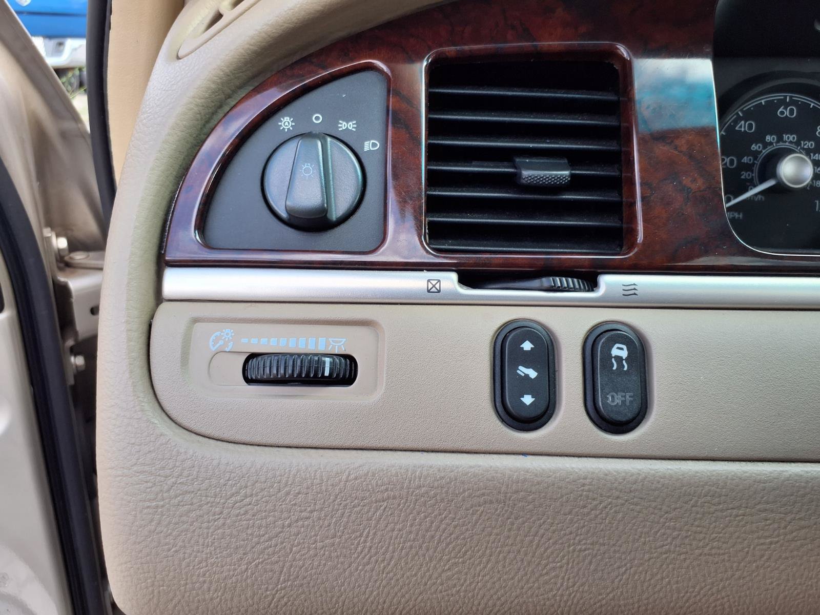 Used 2007 Lincoln Town Car Signature Limited RWD image 9