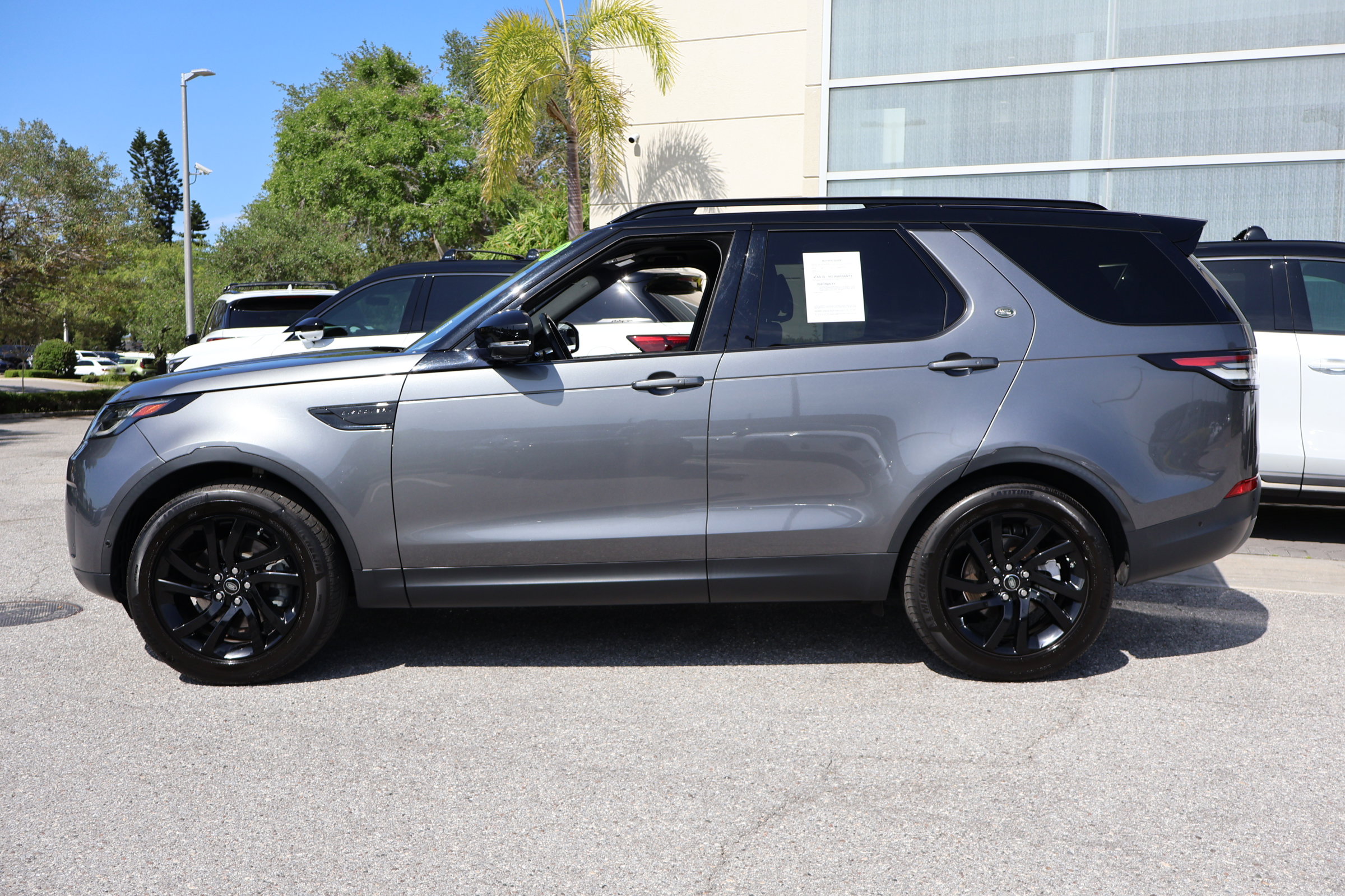 Used 2019 Land Rover Discovery SE AWD/4WD image 6