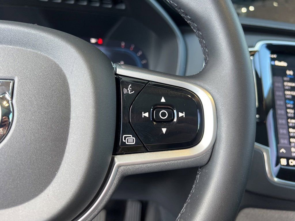 Used 2023 Volvo XC90 B6 Ultimate image 32