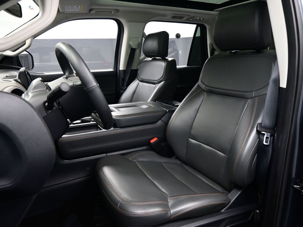 Used 2025 Ford Expedition Active RWD image 12