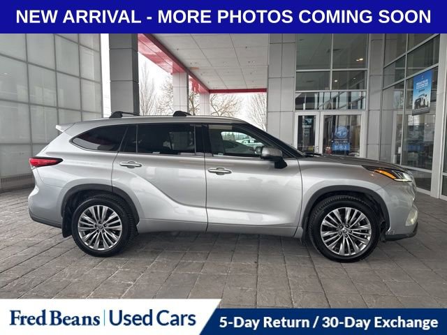 Used 2023 Toyota Highlander Platinum image 2
