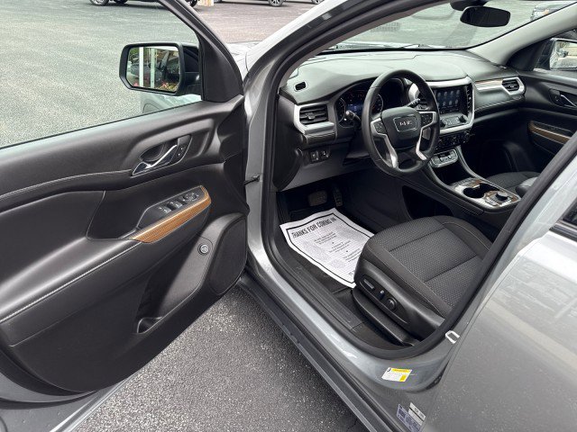 Used 2023 GMC Acadia SLE w/ Driver Convenience Package image 13