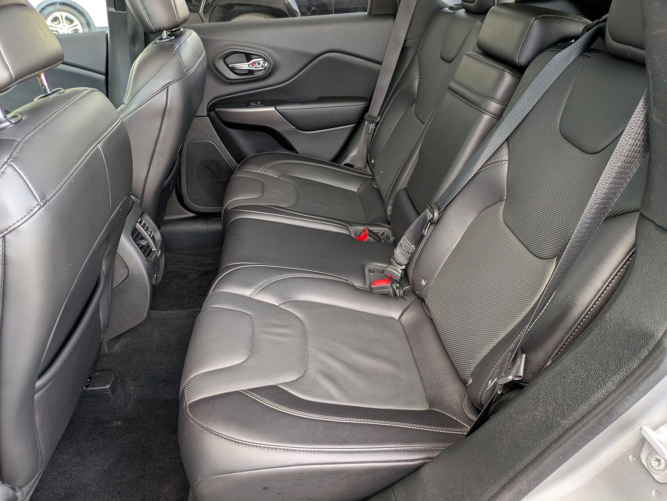 Used 2019 Jeep Cherokee Limited image 24