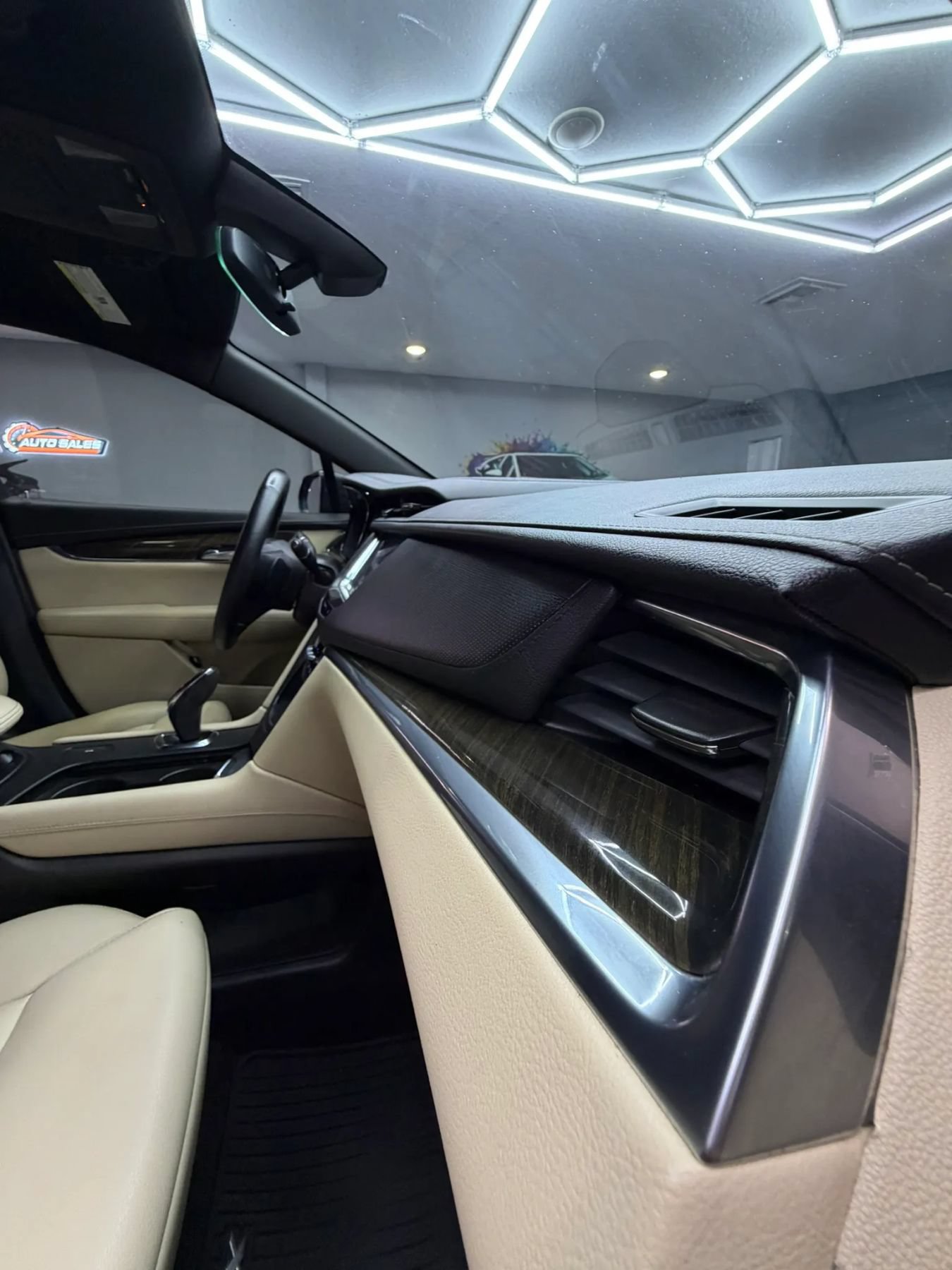 Used 2019 Cadillac XT5 FWD image 38