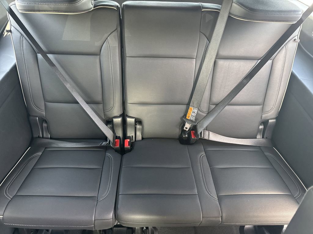 Used 2025 Chevrolet Suburban Premier RWD image 23