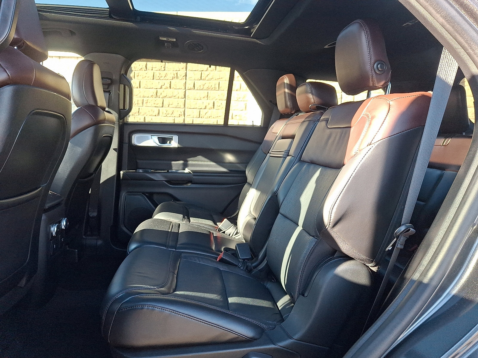 Used 2020 Ford Explorer Platinum w/ Premium Technology Package image 10