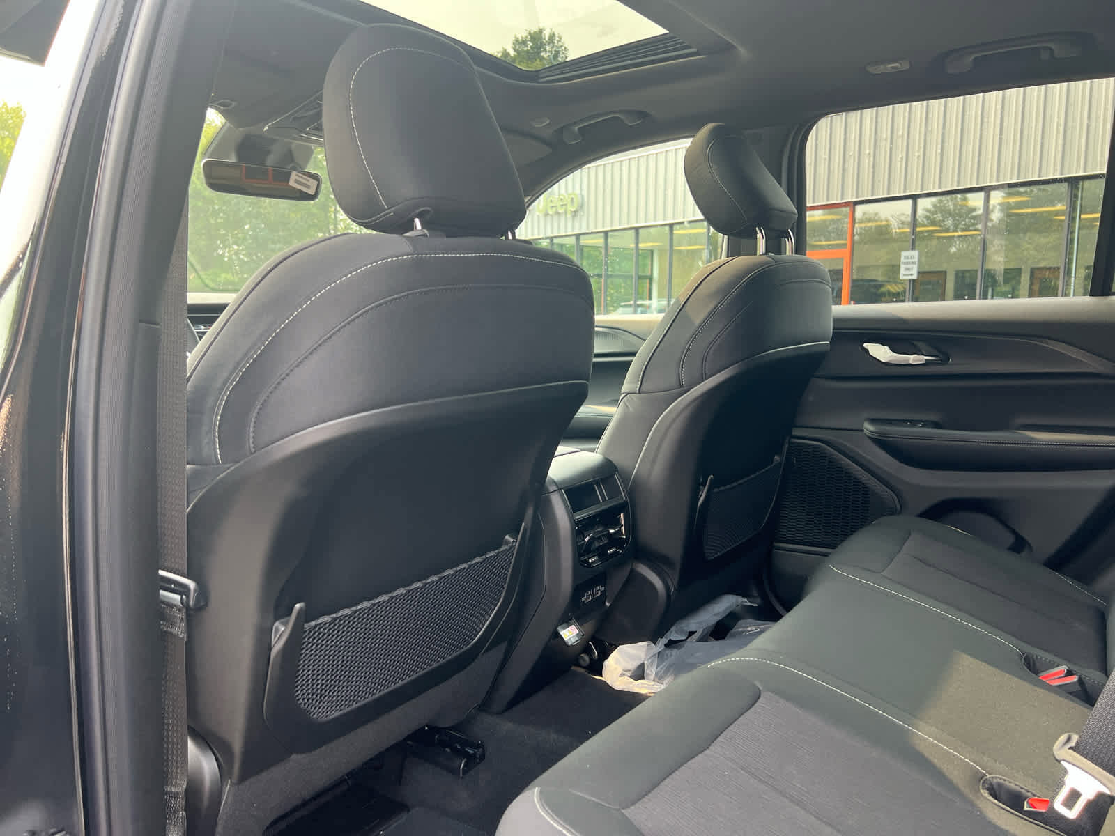 New 2025 Jeep Grand Cherokee Laredo w/ Luxury Tech Group I image 20