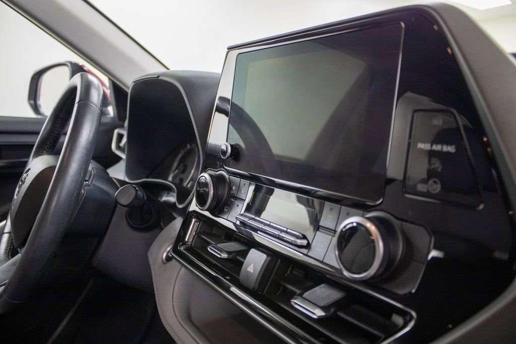 Used 2024 Toyota Highlander LE image 11