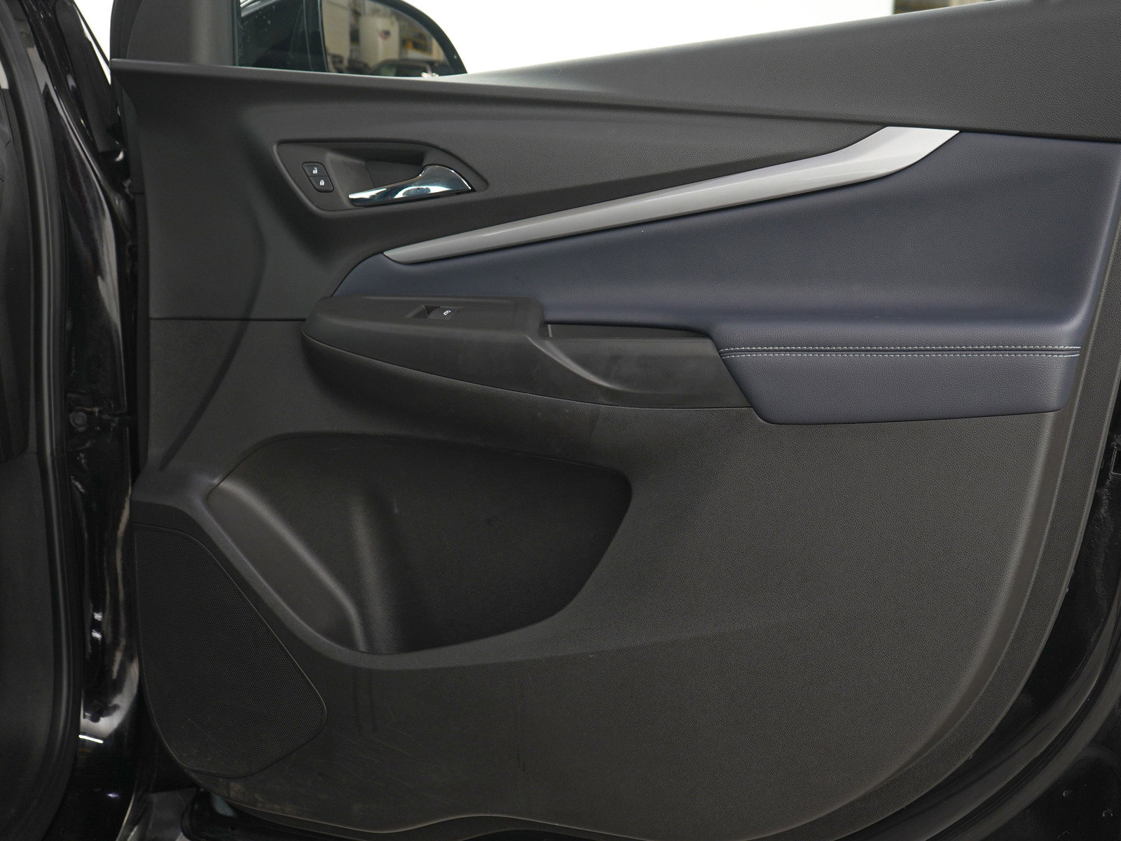 Used 2022 Chevrolet Bolt EUV LT w/ Convenience Package image 9