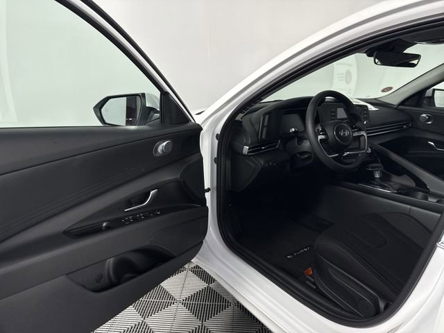 Used 2025 Hyundai Elantra Hybrid FWD image 18