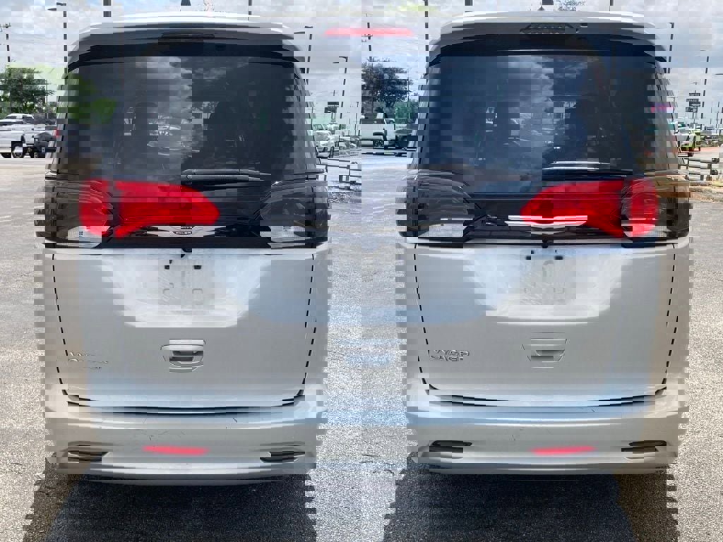 Used 2023 Chrysler Voyager LX image 6