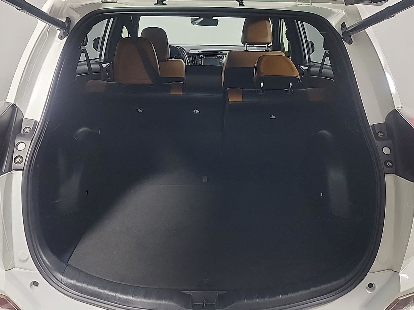 Used 2018 Toyota RAV4 SE w/ Power Extra Value Package image 9