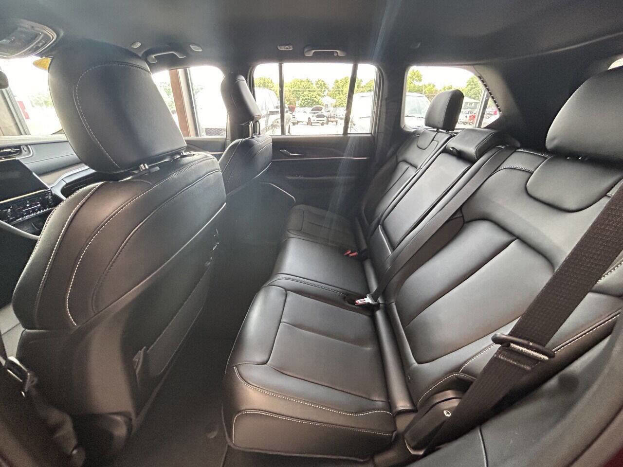 New 2024 Jeep Grand Cherokee Limited w/ Black Appearance Package image 20