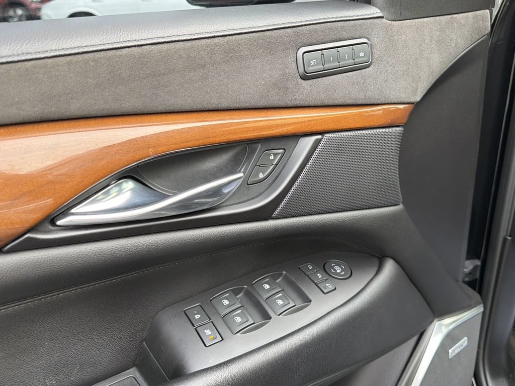 Used 2020 Cadillac Escalade Luxury AWD/4WD image 25