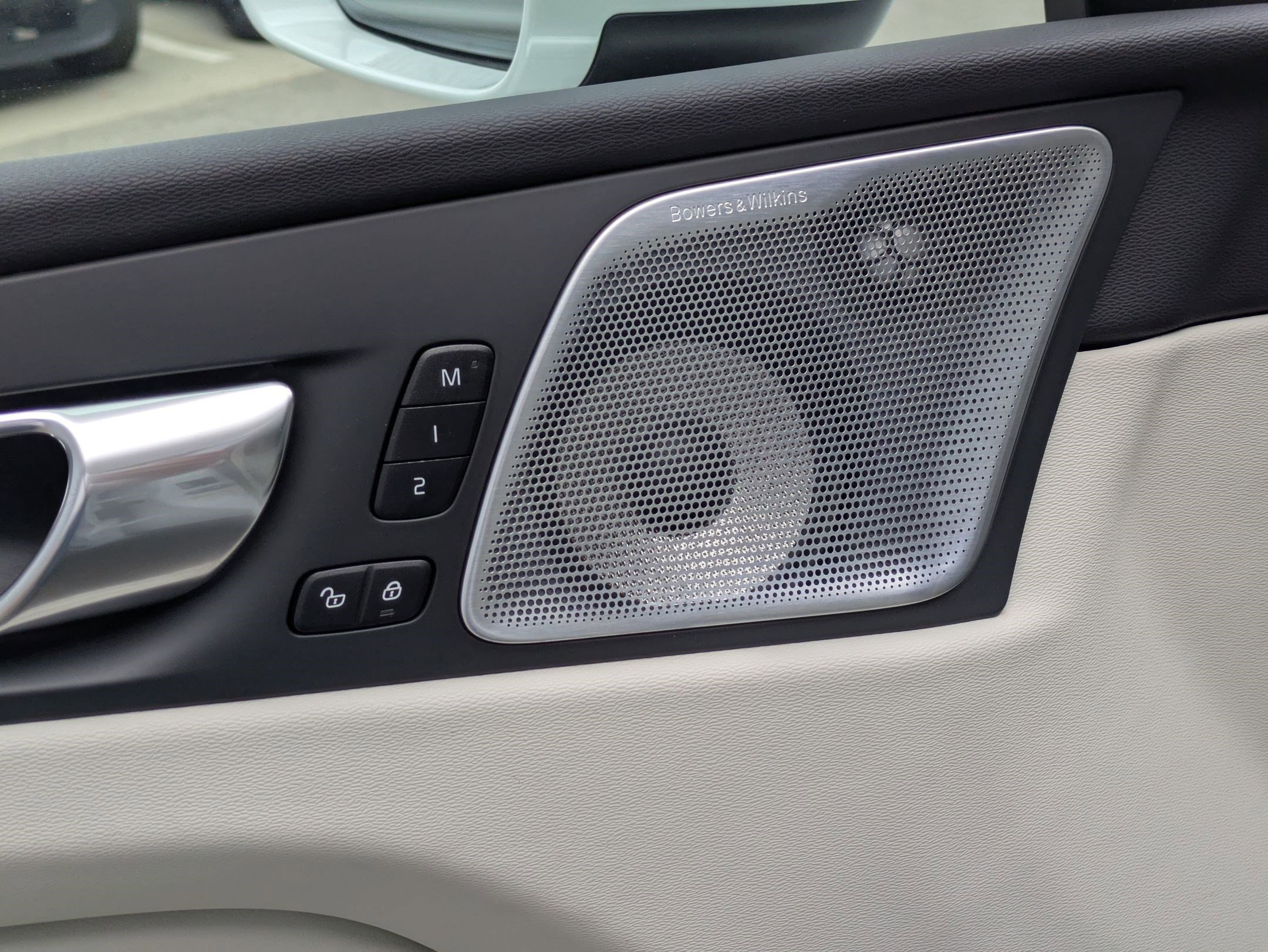 Used 2023 Volvo XC60 T8 Ultimate w/ Climate Package image 13