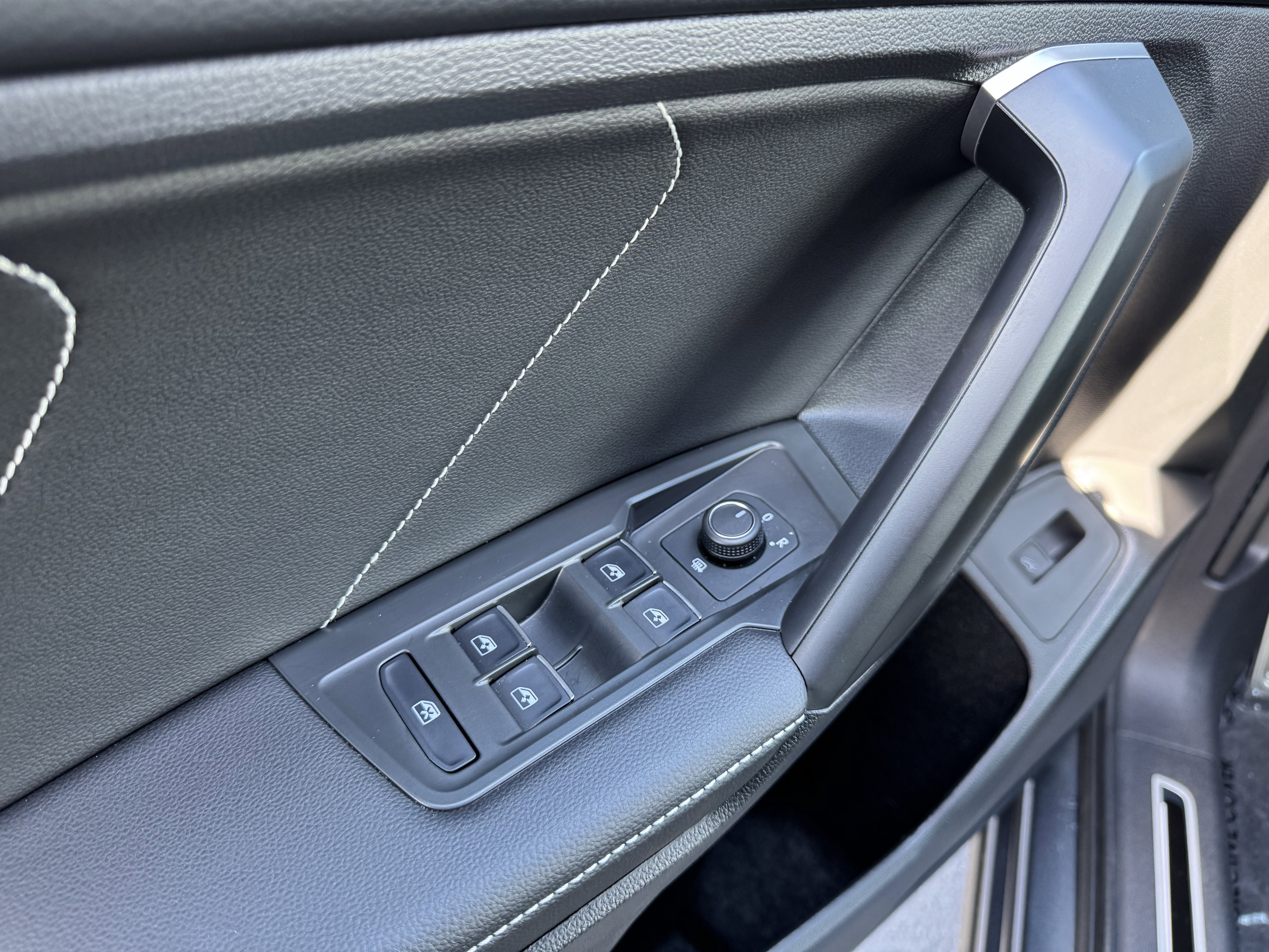 Certified 2024 Volkswagen Tiguan SE R-Line FWD image 15