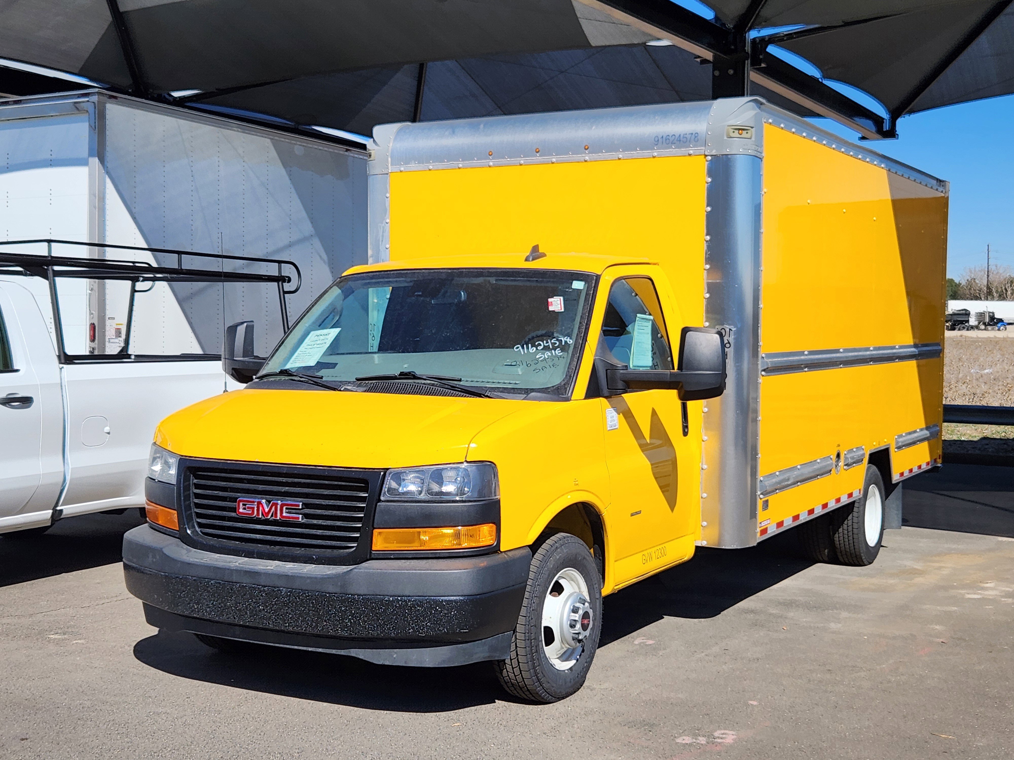 Used 2022 GMC Savana 3500 CUTWAY w/ Power Convenience Package RWD image 3