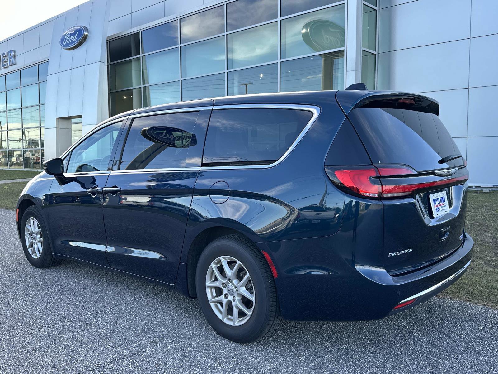 Used 2024 Chrysler Pacifica Touring-L FWD image 24