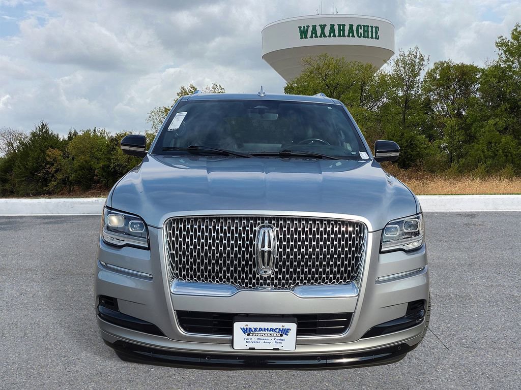 Used 2023 Lincoln Navigator Reserve AWD/4WD image 2