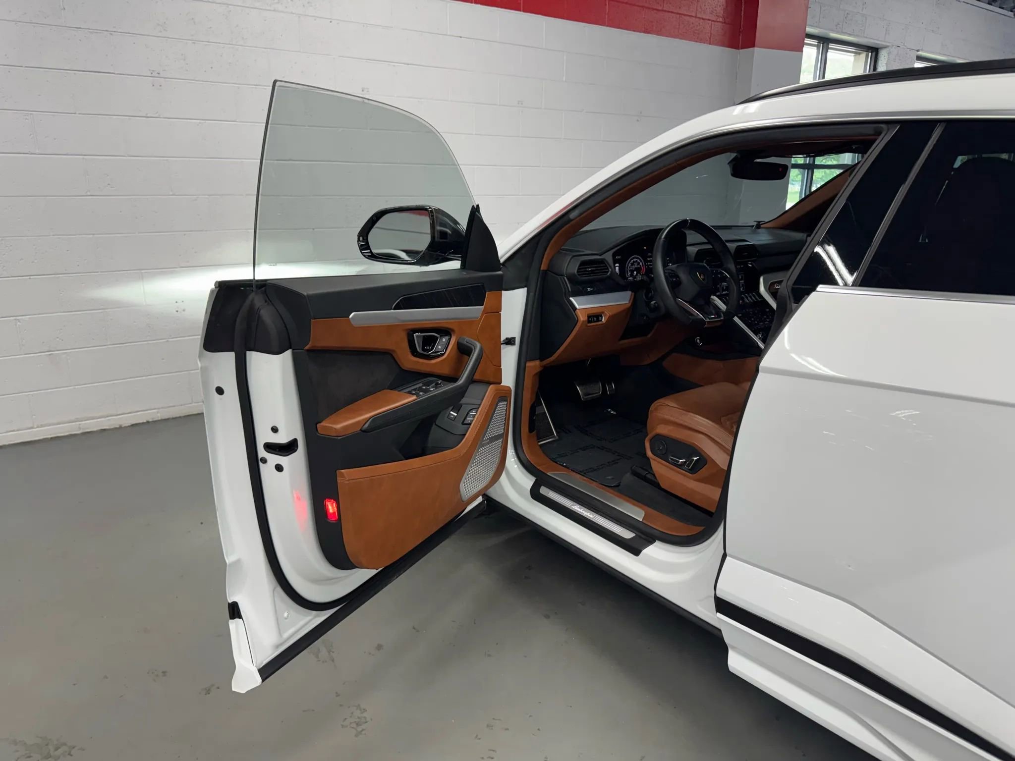 Used 2021 Lamborghini Urus image 11