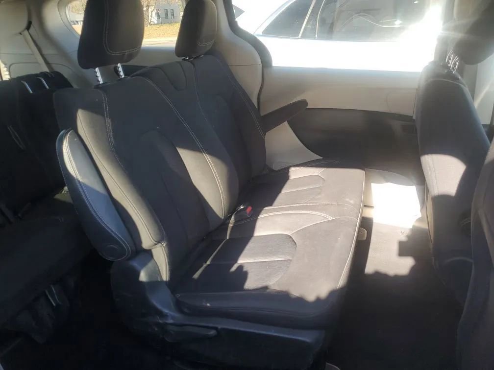 Used 2020 Chrysler Voyager L image 29