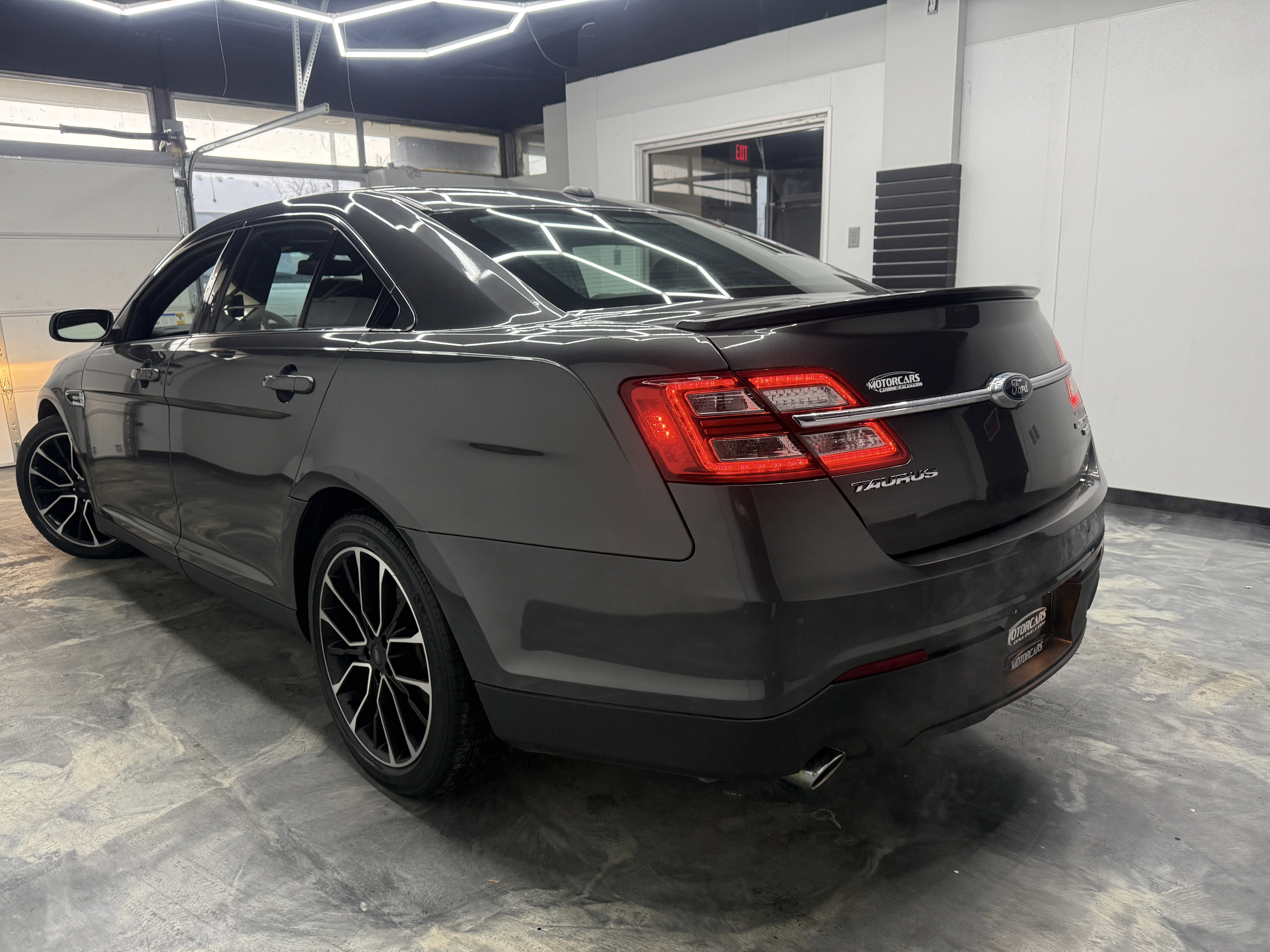 Used 2017 Ford Taurus Limited image 3