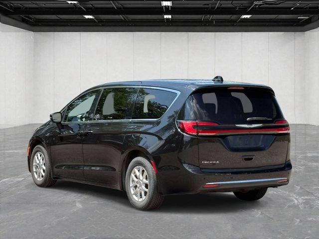 Used 2023 Chrysler Pacifica Touring-L FWD image 3