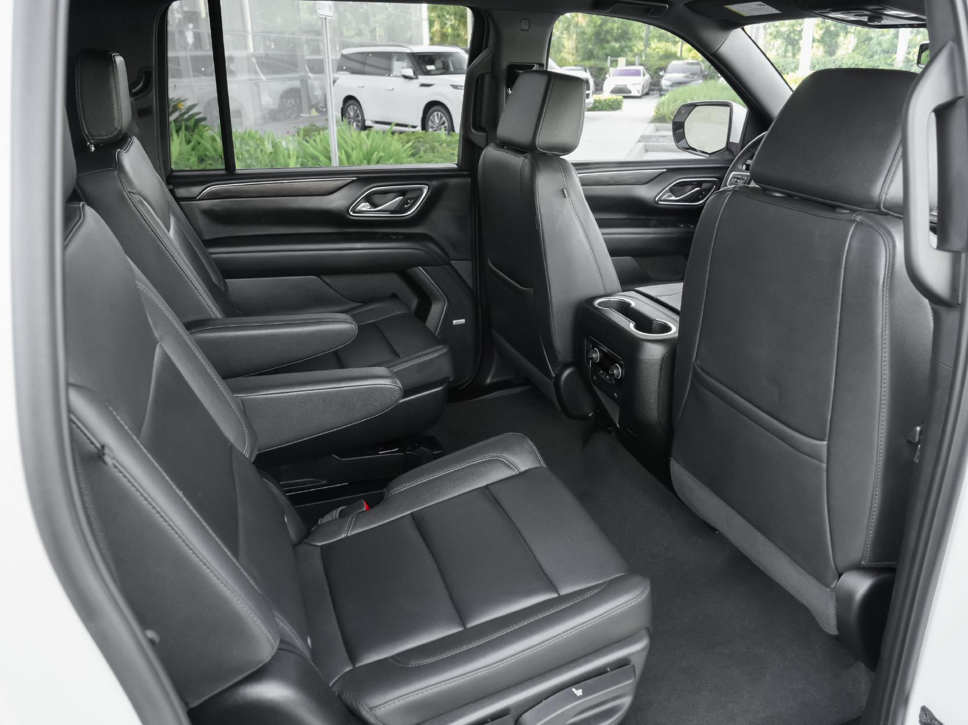 Used 2024 Chevrolet Suburban LT RWD image 36